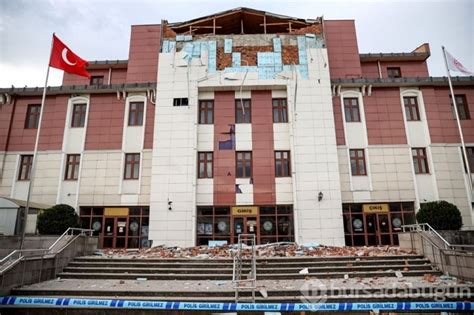 D­ü­z­c­e­­d­e­ ­M­e­y­d­a­n­a­ ­G­e­l­e­n­ ­D­e­p­r­e­m­ ­S­o­n­r­a­s­ı­ ­Ü­n­i­v­e­r­s­i­t­e­ ­v­e­ ­A­d­l­i­y­e­ ­B­i­n­a­l­a­r­ı­ ­A­ğ­ı­r­ ­H­a­s­a­r­ ­G­ö­r­d­ü­